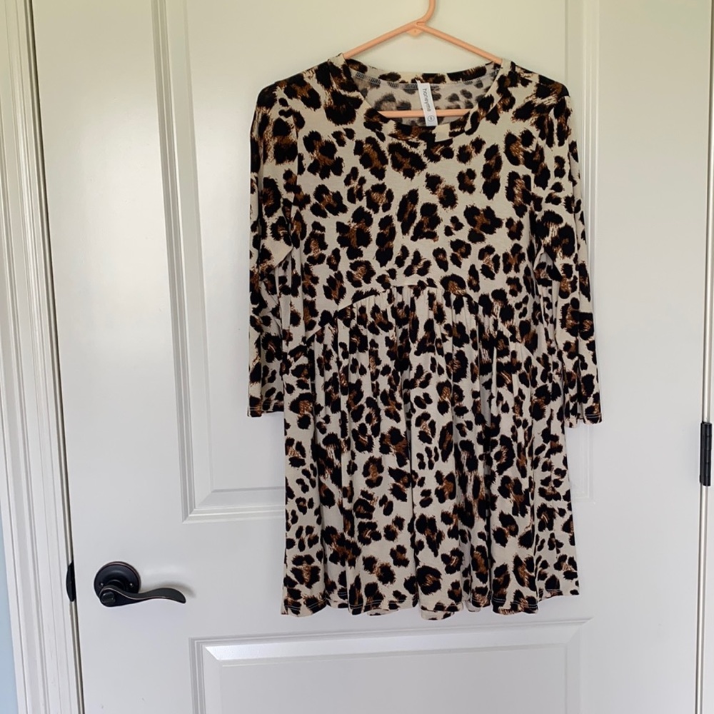 Size small 3/4 inch sleeve leopard top